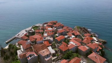 Kameralı insansız hava aracı Karadağ 'ın eski Avrupa tatil beldesi Ulcinj üzerinde yavaşça uçuyor ve Adriyatik Denizi' ne doğru ilerliyor. Gezegenin inanılmaz yerlerinin video turu