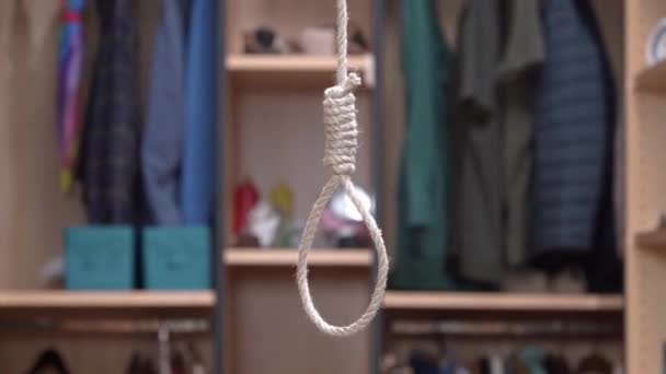 Loop med rep hänger från topp till botten i lägenheten, omklädningsrum i suddig bakgrund. Straffet för brottslingar genom hängning. Självmordsproblemet — Stockvideo