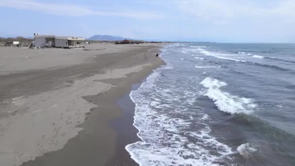Pessoa silhueta turística admira infinitas ondas de espuma do mar — Vídeo de Stock