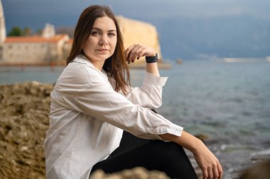 Beyaz tişörtlü genç ve çekici esmer kadın eski hayatından ve işinden bıkmıştı, bu yüzden sorunlardan kaçtı ve yeniden başlamak, yaşam tarzını değiştirmek ve dinlenmek için tatile çıktı.