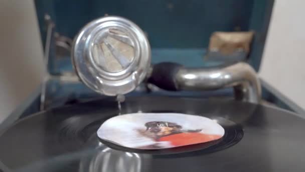 Stary krążący krążek winylowy wiruje metalowym soundboxem z opuszczoną zardzewiałą igłą, odtwarzając muzykę na klasycznym gramofonie, z bliska. Nagrywanie dźwięków — Wideo stockowe