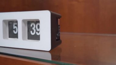 İtaatkar köpek, iş ya da önemli bir olay için uyuyakalmasın diye patisini yatağının yanındaki masaya yaklaştırarak çalar saati hareket ettirdi. Çevirme değişimindeki numaralar sabahın erken saatlerini gösteriyor