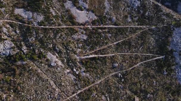 Serpentinenpiste am steilen Berghang im Park Lovcen — Stockvideo