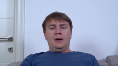Genç Kafkasyalı karizmatik bir adam tartışmaya katılır ve savunmalarını jestleriyle, ön görüşüyle müfettişe iletmeye çalışır.