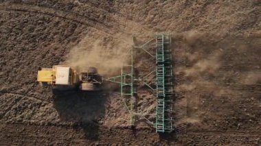 Toprağı harrow 'larla gevşetmek traktörle birleştirmek, tohum yataklarını kırsal bölgelere, üst manzaraya hazırlamak, drone ile yükseklerden ateş etmek.