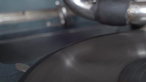 Μαύρη πιατέλα βινυλίου γυρίζει να παίξει μουσική σε vintage πικάπ — Αρχείο Βίντεο