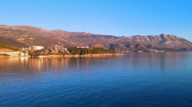 Mavi deniz ve tarihi bir dönüm noktası Tepeler üzerinde eski bir kasaba