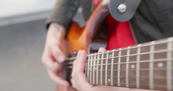 Guitarrista feminina toca música tocando no telhado no concerto — Vídeo de Stock