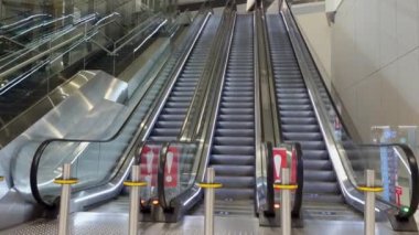 Havaalanı terminalinde uzun boş yürüyen merdivenler var.