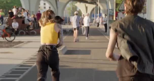 Mujer con salchicha robada y tío corriendo por la calle — Vídeo de stock