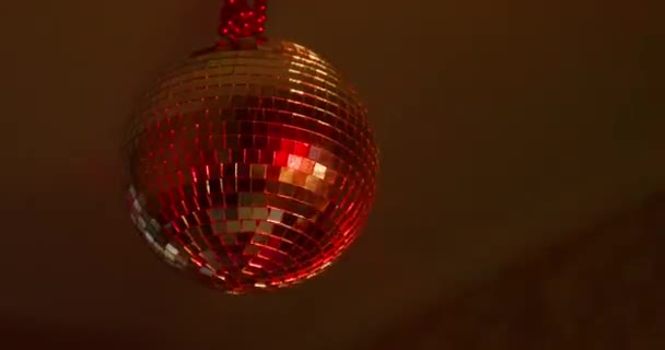 Pallone da discoteca e fumo galleggiano a luci di colore in sala semi-scura — Video Stock