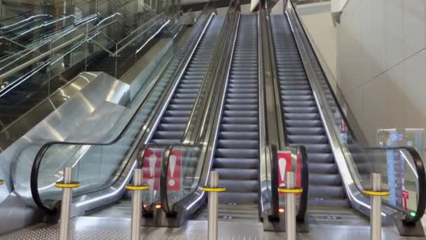 Escaliers montants longs et vides dans le terminal de l'aéroport — Video