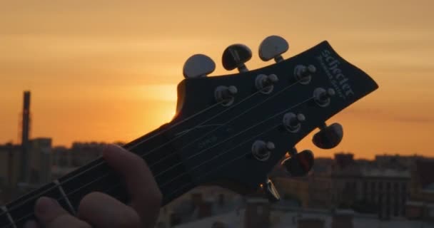 Performer toca sozinho na guitarra no concerto festivo ao pôr-do-sol — Vídeo de Stock