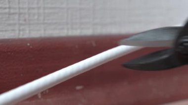 Siyah kerpeten duvarda uzun beyaz bir tüp kesti.