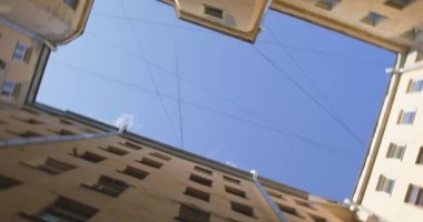 Kamera kapalı alanda, temiz gökyüzünün altında dönüyor.