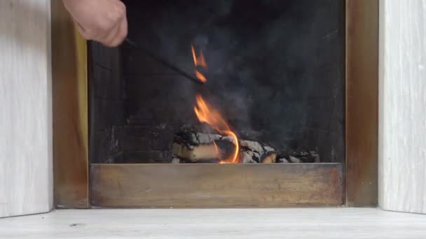 Вогонь в людській руці фіксує деревне вугілля в каміні — стокове відео