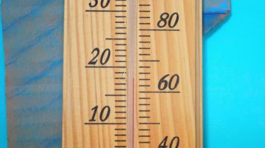 Merkür termometresinin yakın çekimi iğnesinin hızla yukarı doğru yükseldiğini gösteriyor. Küresel sıcaklık