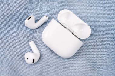 Bar, Karadağ: 6 Şubat 2026: Açık kablosuz kulaklıklar Airpod Pro 3, yumuşak tekstil dokusu ve fotokopi alanı günlük dinleme günışığı için taşınabilir ses aksesuarlarını gösteriyor