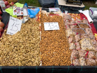 Piyasa tezgahında el yazısıyla satılan fındıkların fiyatları gösteriliyor.