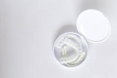 Beyaz Arkaplan Üzerine Kompakt Koruyucu Davasında Anında Gülümseme Menfezleri