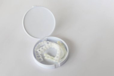 Beyaz Arkaplan Üzerine Kompakt Koruyucu Davasında Anında Gülümseme Menfezleri