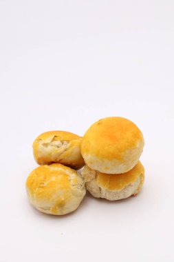 Pia Cake, bakpia atau geleneksel lapa hamur işi beyaz arka planda tatlı dolgulu