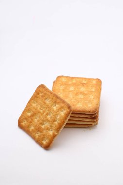 Beyaz arkaplanlı hindistan cevizi aromalı kraker yığını