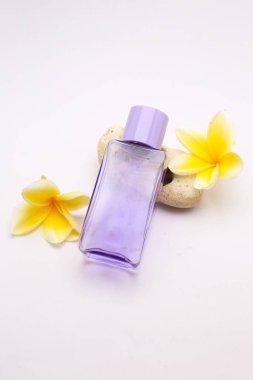 Sarı Plumeria Çiçekli Zarif Parfüm Şişe Beyaz Arkaplan Spa ve Güzellik için