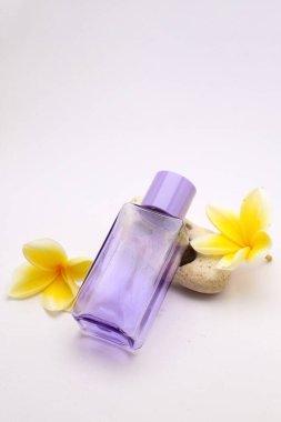 Sarı Plumeria Çiçekli Zarif Parfüm Şişe Beyaz Arkaplan Spa ve Güzellik için