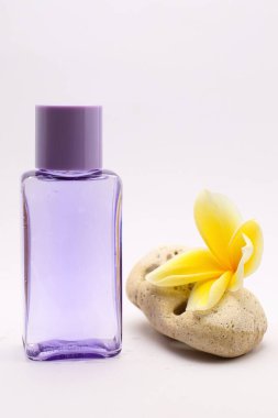 Sarı Plumeria Çiçekli Zarif Parfüm Şişe Beyaz Arkaplan Spa ve Güzellik için