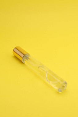 Sarı Arkaplanda Altın Kapaklı Zarif Parfüm Şişe