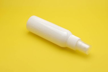 Beyaz Plastik Şişe, Güzellik Ürünleri İçin Parlak Sarı Bir Arkaplan Karşısında. Kozmetik ürünleri veya kişisel bakım markaları için ideal.