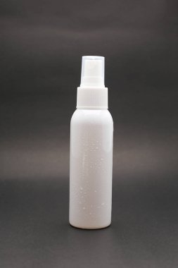 Boş, izole edilmiş, Siyah Arkaplan ve Minimalist Tasarımlı Beyaz Plastik Sprey Şişe