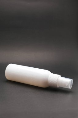 Boş, izole edilmiş, Siyah Arkaplan ve Minimalist Tasarımlı Beyaz Plastik Sprey Şişe