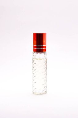 Tarafsız Arkaplanda Kırmızı Şapkalı Zarif Cam Şişe Parfümü. Temel yağları, parfümleri ya da kozmetik ürünleri sergilemek için mükemmel..