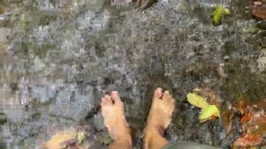 Ayağın temiz nehirde suya değecek. Doğanın ve yaşam konseptinin tadını çıkarmak