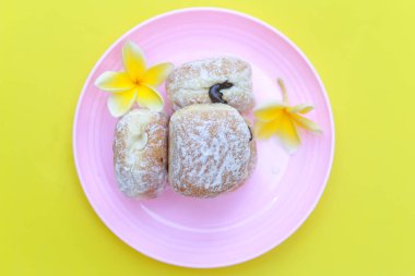 Pembe Tabak ve Parlak Sarı Arkaplan Bomboloni Donut Keki