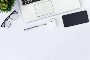 Dizüstü bilgisayarın, saksının, kalemin ve hava kapsülünün üstünde, telif alanı ile izole edilmiş beyaz zemin üzerinde.