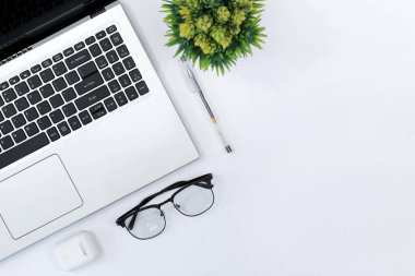 Laptop, Smartphone, Glasses, Plant ve Airpod 'lu Modern Çalışma Alanı