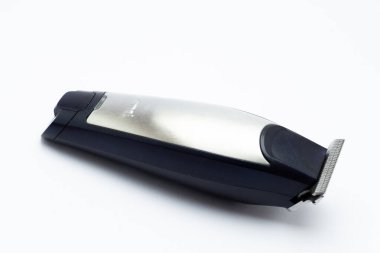 Banyuwangi, 11 Ekim 2025 KEMEI kablosuz saç makası ya da beyaz arka planda elektrikli makina. Cihaz erkek bakım ve saç kesimi için kullanılıyor.