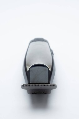 Banyuwangi, 11 Ekim 2025 KEMEI kablosuz saç makası ya da beyaz arka planda elektrikli makina. Cihaz erkek bakım ve saç kesimi için kullanılıyor.