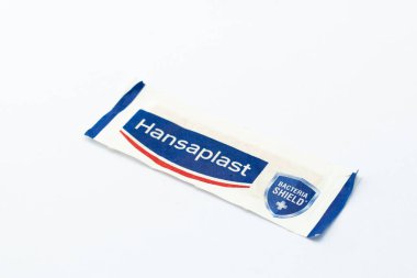 Banyuwangi, 11 Ekim 2025-Hansaplast tek alçı ya da bandaj kağıdı. Hansaplast, bir Alman şirketi olan Beiersdorf AG 'nin ürünüdür.