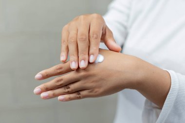 Cilt rutini ve nemlendirme için cilde krem, losyon ya da güneş kremi sürenlerin yakın çekimi