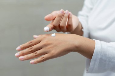 Cilt rutini ve nemlendirme için cilde krem, losyon ya da güneş kremi sürenlerin yakın çekimi