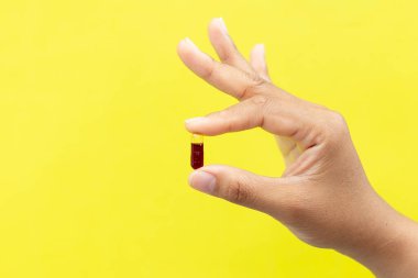 El Tutma Kırmızı Softgel Kapsülü Temel Omega 3 Vitamin veya Parlak Sarı Arkaplan Besleyici