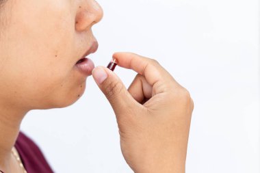 Kırmızı Softgel Kapsülü Alan Kadın Profili: Günlük Vitamin Eki ve Sağlık Uyumluluğu