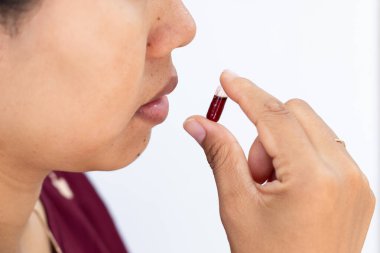 Kırmızı Softgel Kapsülü Alan Kadın Profili: Günlük Vitamin Eki ve Sağlık Uyumluluğu