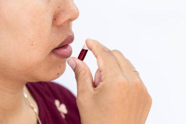 Kırmızı Softgel Kapsülü Alan Kadın Profili: Günlük Vitamin Eki ve Sağlık Uyumluluğu