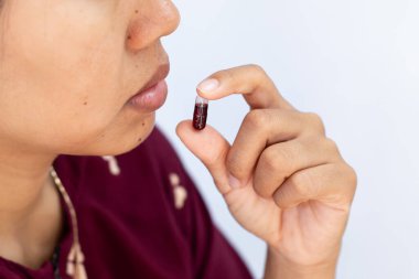 Kırmızı Softgel Kapsülü Alan Kadın Profili: Günlük Vitamin Eki ve Sağlık Uyumluluğu