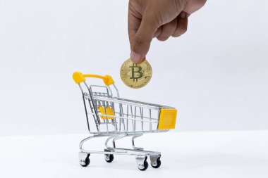 Beyaz arka planda küçük bir alışveriş arabasının içindeki Token Bitcoin paketleme yeri. Lüks ve Finansmanı sembolize ediyor